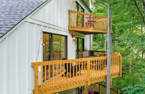 East Point House | Treehouse Vibes in the City of Atlanta! 180 Degrees of Private Forest Scenery
