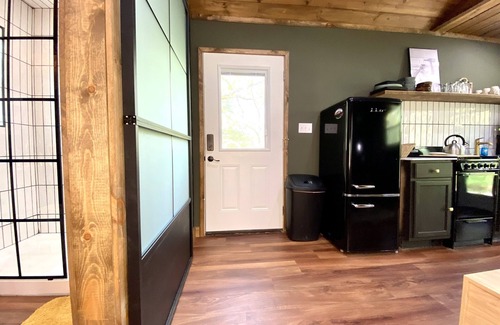 Imboden Cabin | Treehouse w/HOT TUB & Wi-Fi, secluded