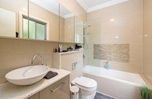 Avalon Beach House | Treetop coastal getaway in Avalon Beach