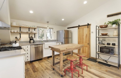 Carbondale Apartment | Treetop Haven | D/T Carbondale, Deck, Views