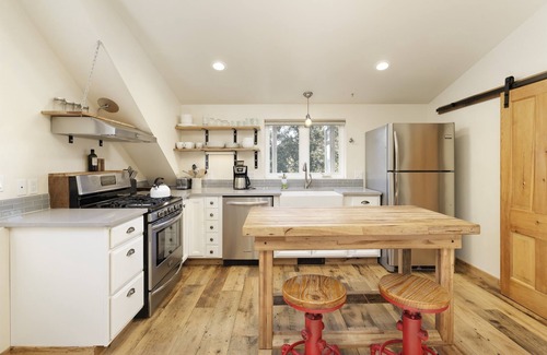Carbondale Apartment | Treetop Haven | D/T Carbondale, Deck, Views