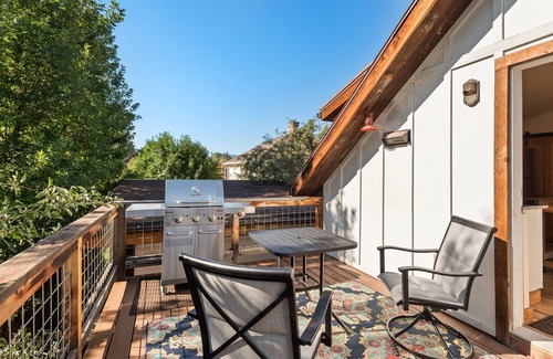 Carbondale Apartment | Treetop Haven | D/T Carbondale, Deck, Views