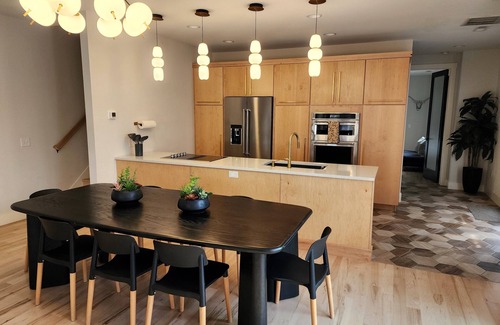 Waynesville Cabin | Treetop~LUXURY~Views~3 KING Suites~Modern~Minimalist~HOT TUB~Close to Downtown