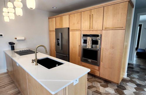 Waynesville Cabin | Treetop~LUXURY~Views~3 KING Suites~Modern~Minimalist~HOT TUB~Close to Downtown