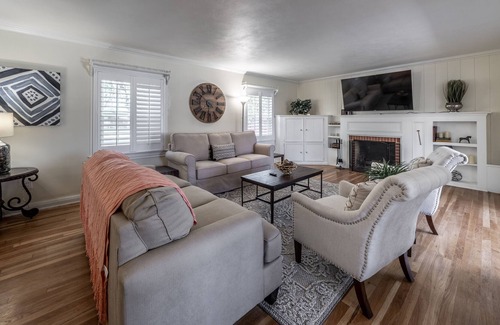 Heart of Lubbock House | Treetop Manor - 3BR/3BA - Sleeps 12