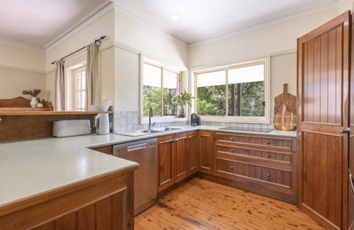Wooloweyah House | TREETOP RETREAT, TOP NOTCH