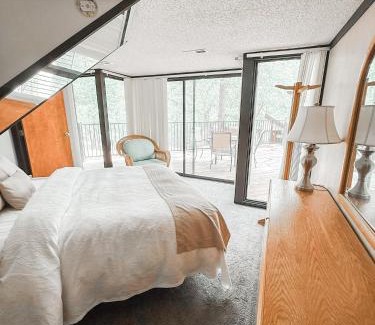 Village of Four Seasons House | Treetop Village-3bed3bapoolslakefrontlakeview
