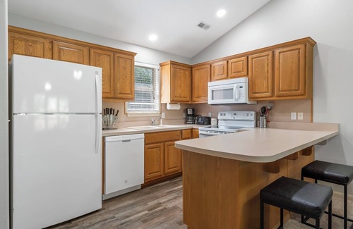 Branson West Condo | Treetop Walk-In Golf Condo, Sleeps 8, Close to Silver Dollar City