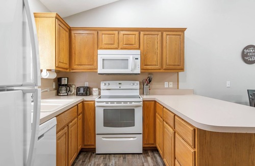 Branson West Condo | Treetop Walk-In Golf Condo, Sleeps 8, Close to Silver Dollar City