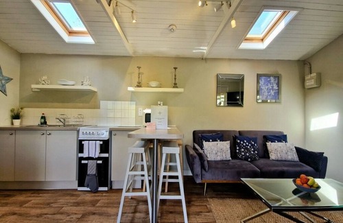 Burgh Island Cabin | Treetops, a peaceful haven retreat only 1 mile from Bantham beach in South Devon