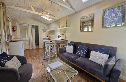 Burgh Island Cabin | Treetops, a peaceful haven retreat only 1 mile from Bantham beach in South Devon