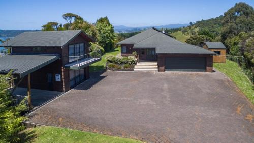 Whitianga Ski Chalet | Treetops Cottage at the Castle
