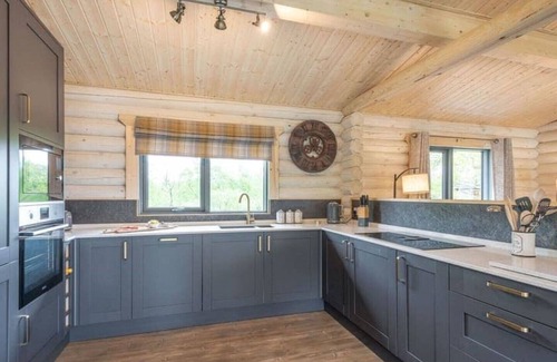Rockcliffe Cabin | Treetops Luxury Log Cabin - Hot tub, BBQ & Sauna