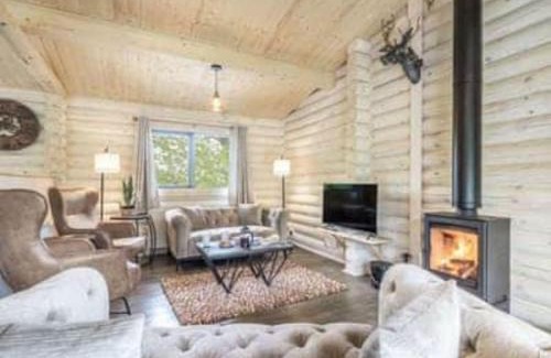 Rockcliffe Ski Chalet | Treetops Luxury Log Cabin - Hot tub, BBQ & Sauna