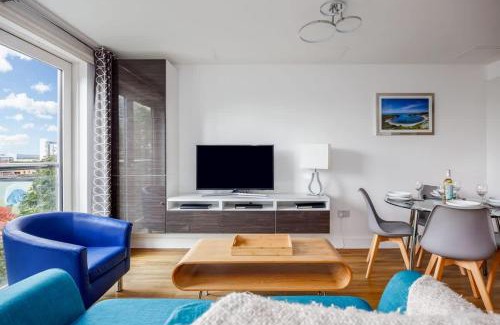 Poole Apartment | Treetops - Modern Apartment, Moments from Poole Quay