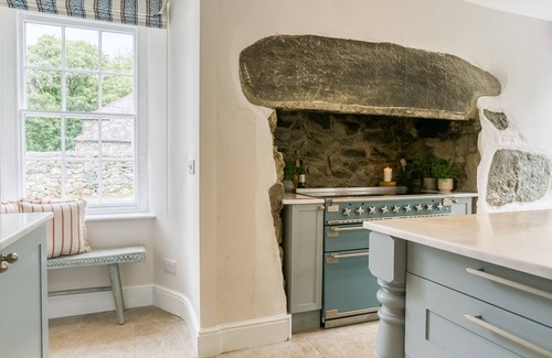 Bodedern Cottage | Treiorwerth - a dog that sleeps 15 guests in 7 bedrooms