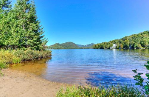 Lac Superieur Village Apartment | TREMBLANT Accès LAC et rivière SPA BILLARD FOYER Jaccuzi fireplace pool table lake and river access