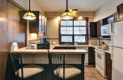 Mont-Tremblant Condo | Tremblant-les-Eaux 213-1B 2bd hot tub open walk to ski slopes & golf