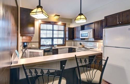 Mont-Tremblant Condo | Tremblant-les-Eaux 213-1B 2bd hot tub open walk to ski slopes & golf