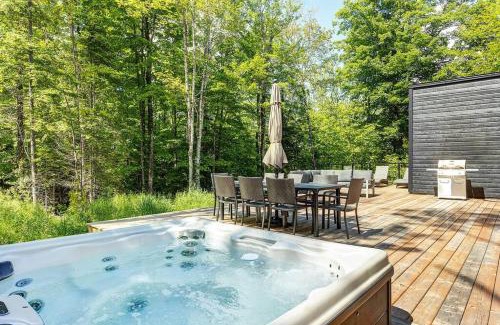La Conception House | Tremblant Oasis: Luxury, Nature, Hot Tub, Views!