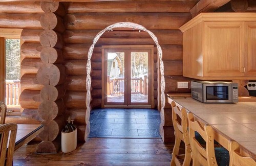 Lac Superieur Village Ski Chalet | ☆TREMBLANT SKI, Spa, fireplace, ♥ billiards, lake and river access