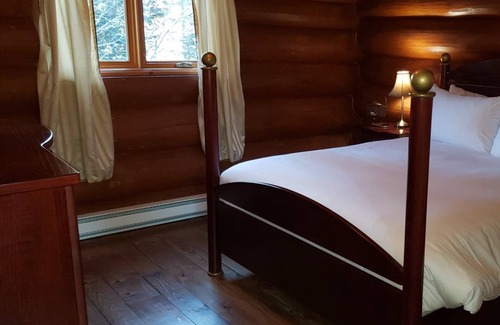 Lac Superieur Village Ski Chalet | ☆TREMBLANT SKI, Spa, fireplace, ♥ billiards, lake and river access