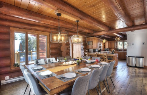 Lac Superieur Village Ski Chalet | ☆ TREMBLANT ⛷ Spa, Fireplace, Nature Retreat, Lake Access ☀
