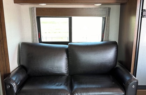 Gillette RV Rental | Tremendous camper with A/C and full hookups. Close to the Camplex.