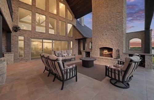Ferris House | Tremendous estate in charming Ferris, Texas with private lake & personal dock!