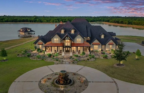 Ferris House | Tremendous estate in charming Ferris, Texas with private lake & personal dock!