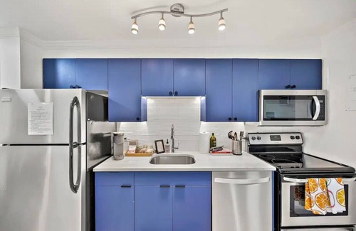 Englewood Apartment | Trendy 1/1 Wlkble &Purple Mttrss