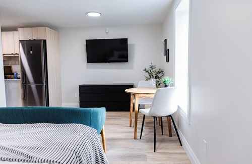 Kitchener Apartment | Trendy 1 queen bed studio Prime Downtown location