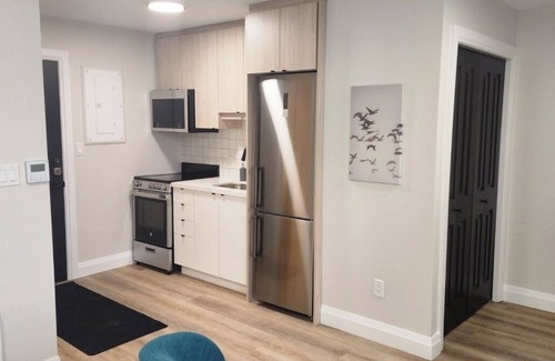 Kitchener Apartment | Trendy 1 queen bed studio Prime Downtown location