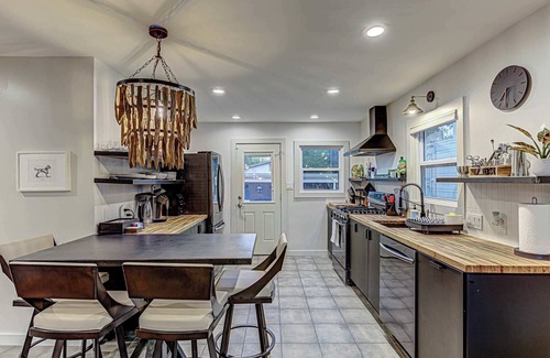 MLK House | Trendy 2 BDR w/Sauna & Cold Plunge, Close to DT!