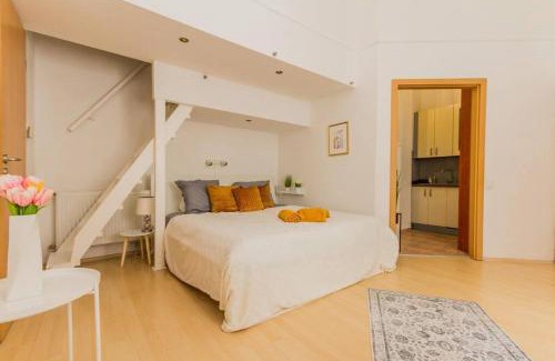 Jozsefvaros Apartment | Trendy 2 ROOM Flat, next to Corvin Mall FREE Huge Garage! AC,DISHWASHER,WASHMACHINE, SMART TV