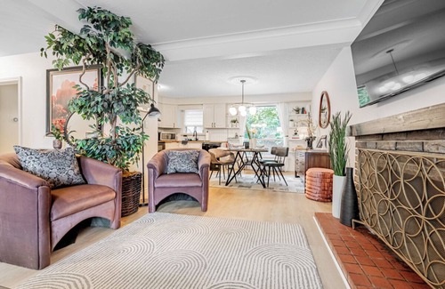 Lakeview Apartment | Trendy 3 bdrm, lakeside trails, 20 min to Toronto!