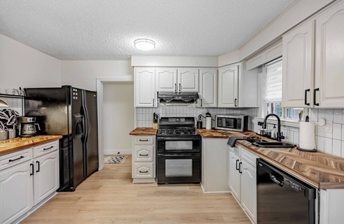 Lakeview Apartment | Trendy 3 bdrm, lakeside trails, 20 min to Toronto!