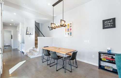 South Manchaca House | Trendy 3 bedroom in South Austin Pet Friendly