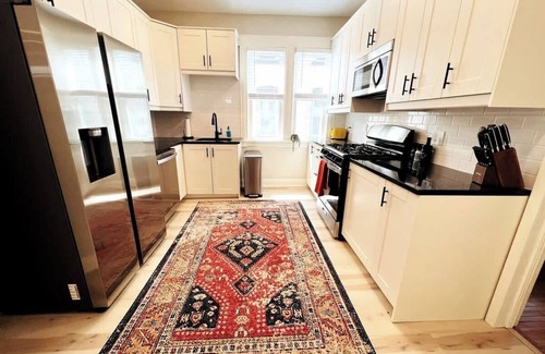 Lyn-Lake Apartment | Trendy and Stylish 3BR Uptown Unit
