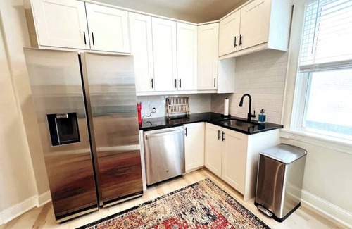 Lyn-Lake Apartment | Trendy and Stylish 3BR Uptown Unit