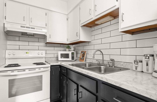 West End Apartment | Trendy Apt on Music Row! Walk to Dozens of Bars