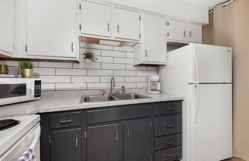 West End Apartment | Trendy Apt on Music Row! Walk to Dozens of Bars