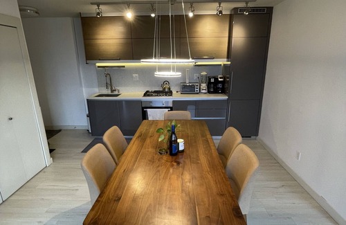 Chinatown Apartment | Trendy Chinatown apartment with parking