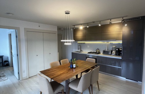Chinatown Apartment | Trendy Chinatown apartment with parking
