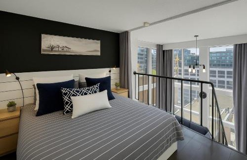 Downtown Vancouver Apartment | Trendy Downtown Loft - King Bed!