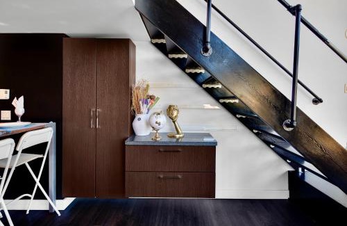 Downtown Vancouver Apartment | Trendy Downtown Loft - King Bed!