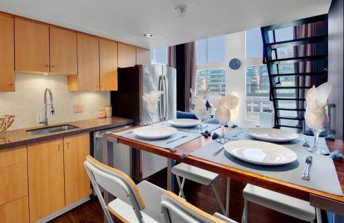 Downtown Vancouver Apartment | Trendy Downtown Loft - King Bed!
