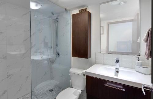 Downtown Vancouver Apartment | Trendy Downtown Loft - King Bed!