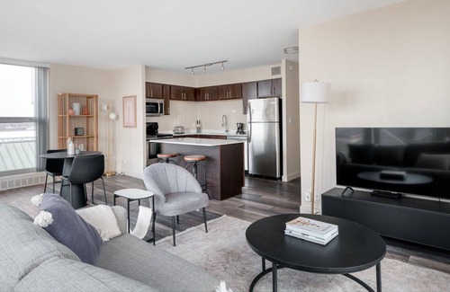 Edgewater Beach Apartment | Trendy Edgewater 1BR w/ Gym, Deck & Lounge, nr L, by Blueground