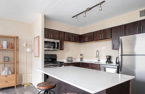 Edgewater Beach Apartment | Trendy Edgewater 1BR w/ Gym, Deck & Lounge, nr L, by Blueground
